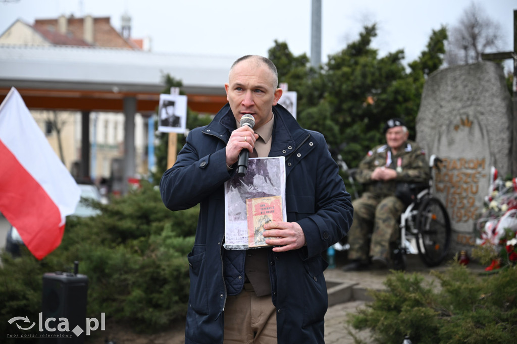 Pod pomnikiem, w imię pamięci