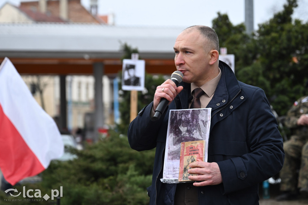 Pod pomnikiem, w imię pamięci