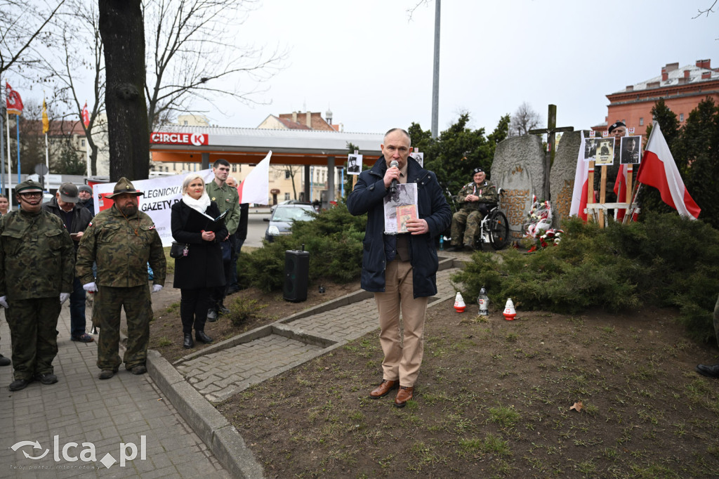 Pod pomnikiem, w imię pamięci