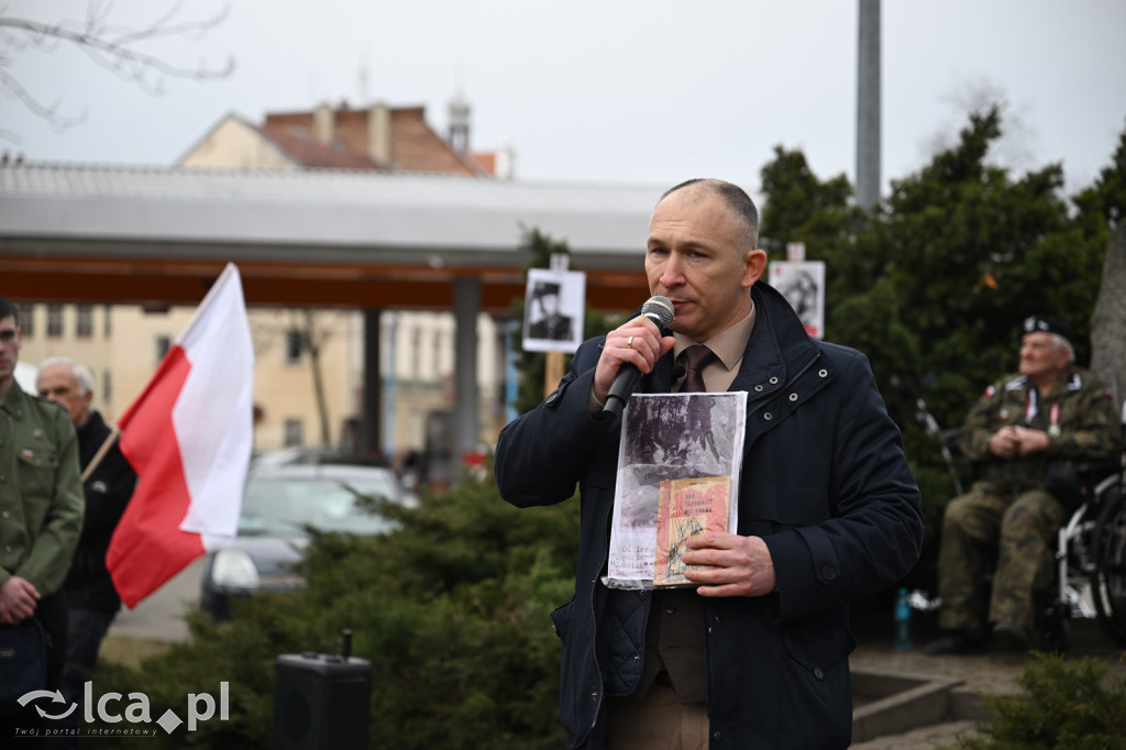 Pod pomnikiem, w imię pamięci
