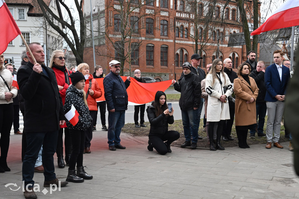 Pod pomnikiem, w imię pamięci