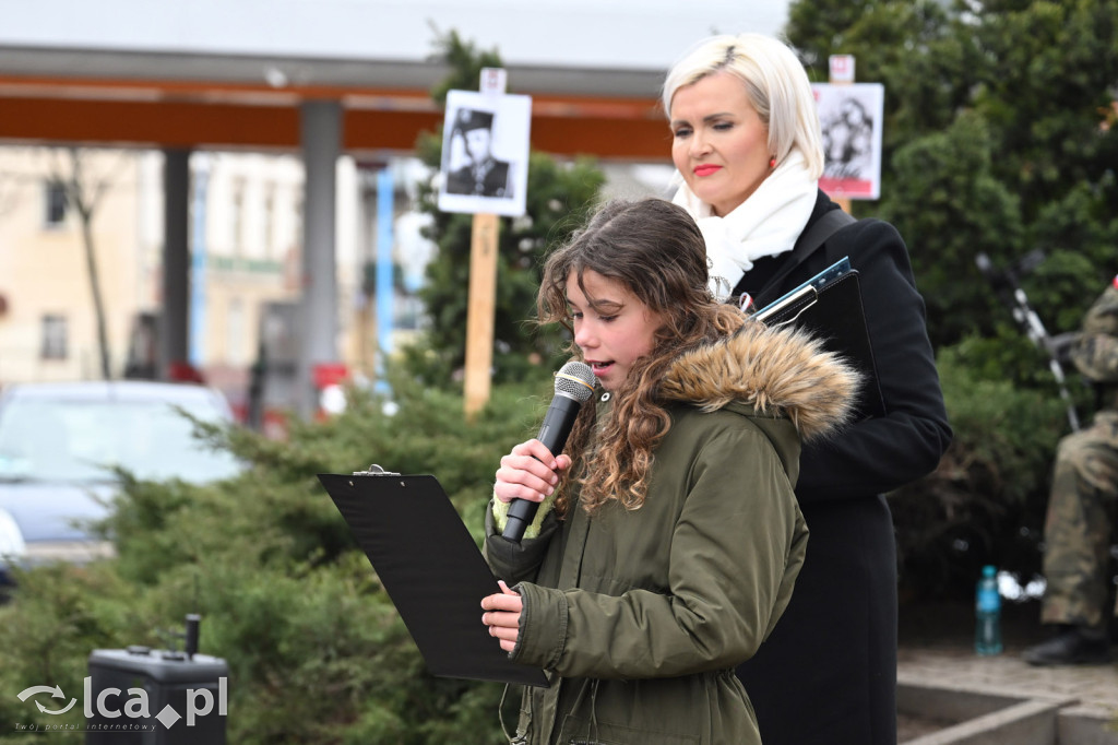 Pod pomnikiem, w imię pamięci