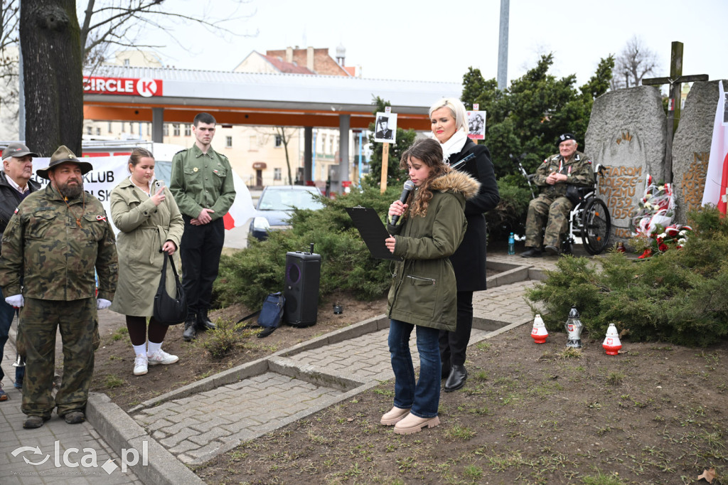 Pod pomnikiem, w imię pamięci