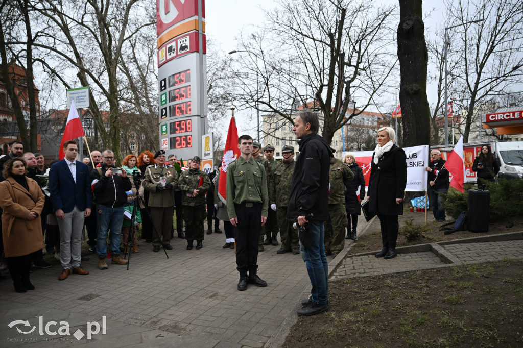 Pod pomnikiem, w imię pamięci