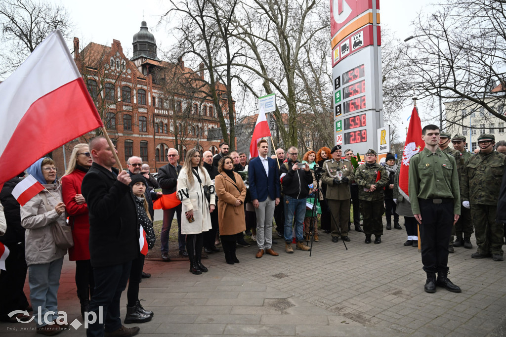 Pod pomnikiem, w imię pamięci