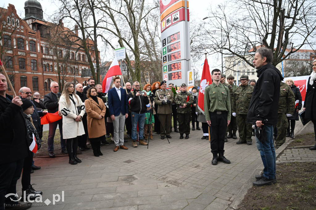 Pod pomnikiem, w imię pamięci
