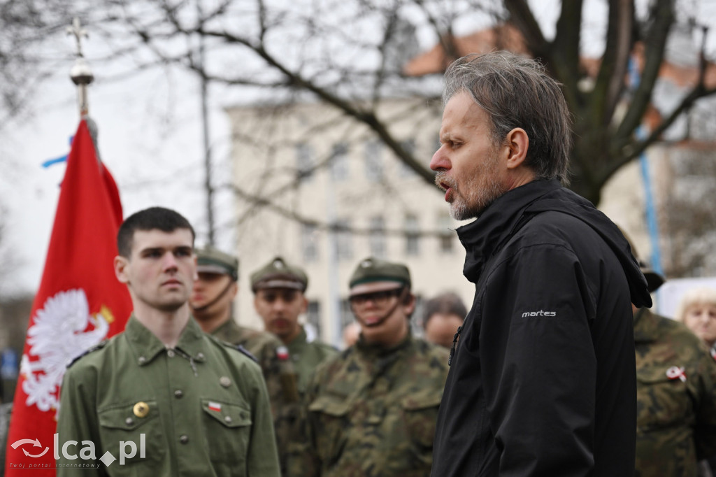 Pod pomnikiem, w imię pamięci