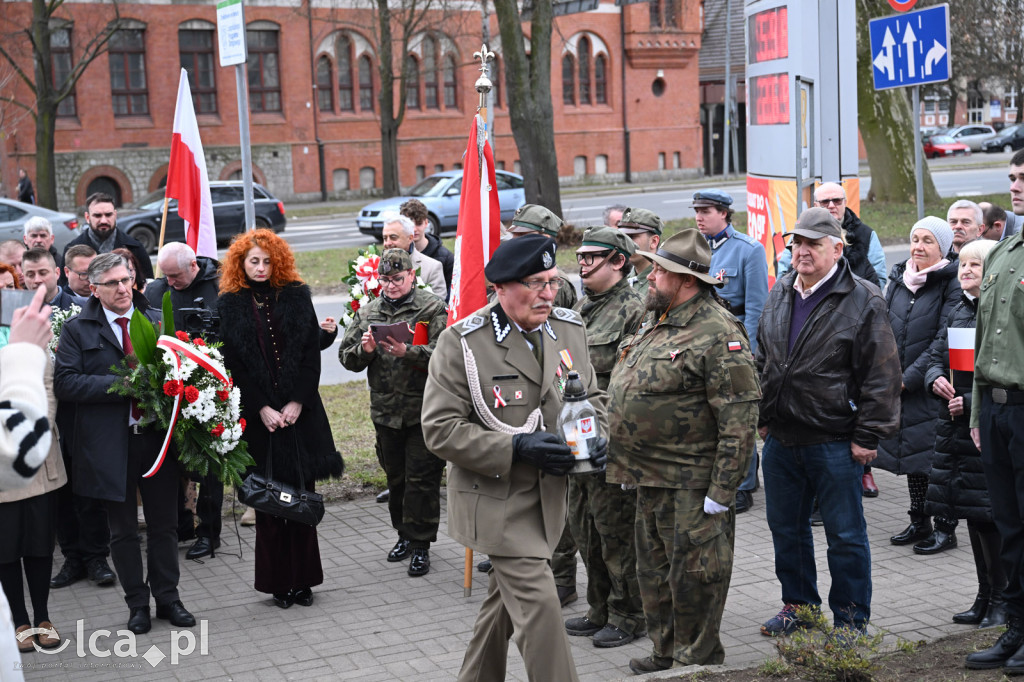 Pod pomnikiem, w imię pamięci