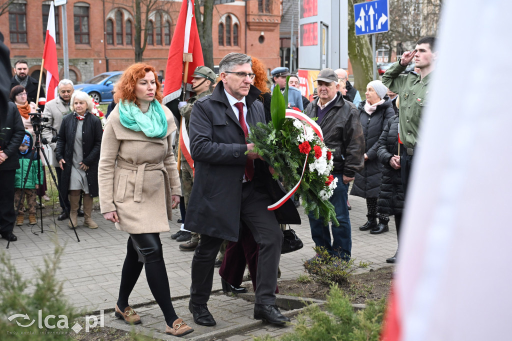Pod pomnikiem, w imię pamięci