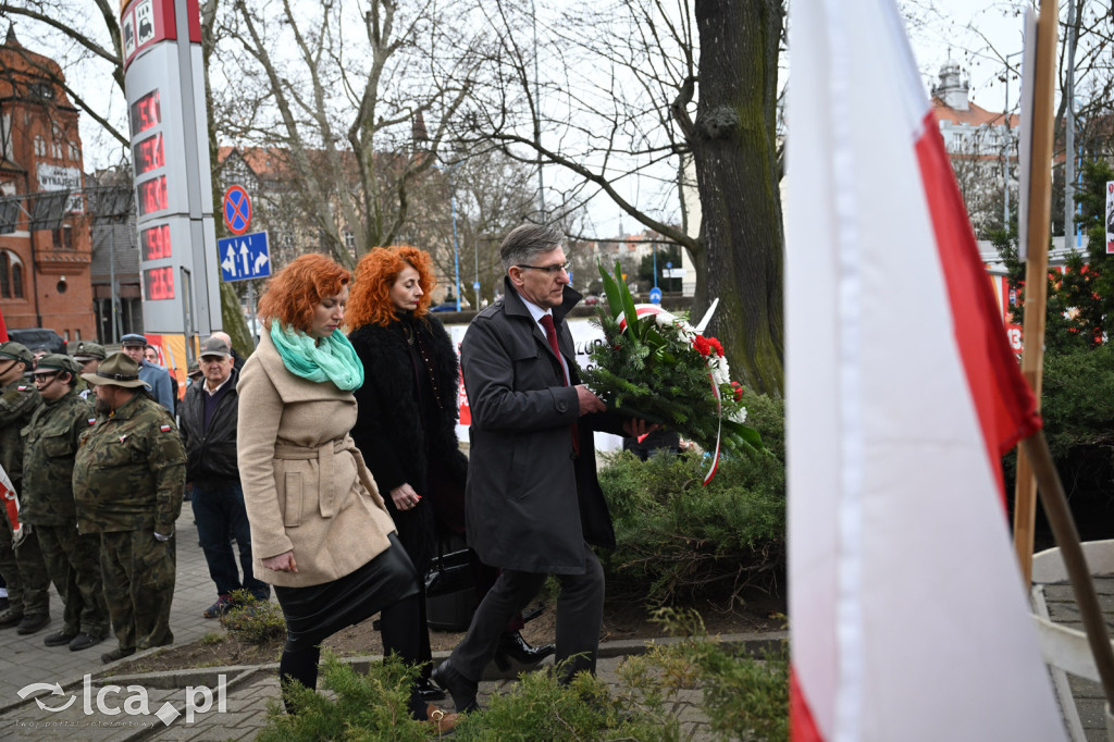 Pod pomnikiem, w imię pamięci