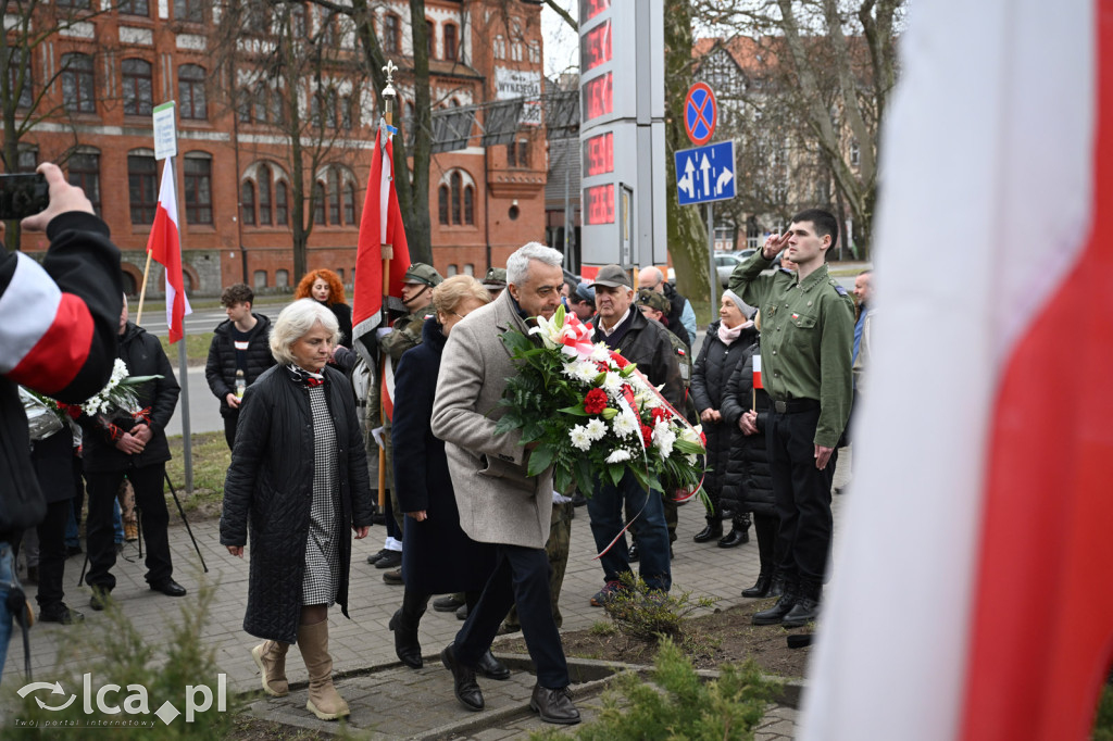 Pod pomnikiem, w imię pamięci