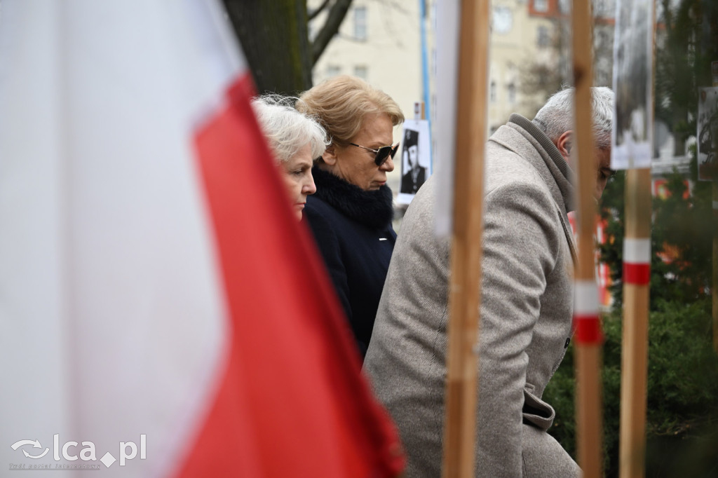 Pod pomnikiem, w imię pamięci