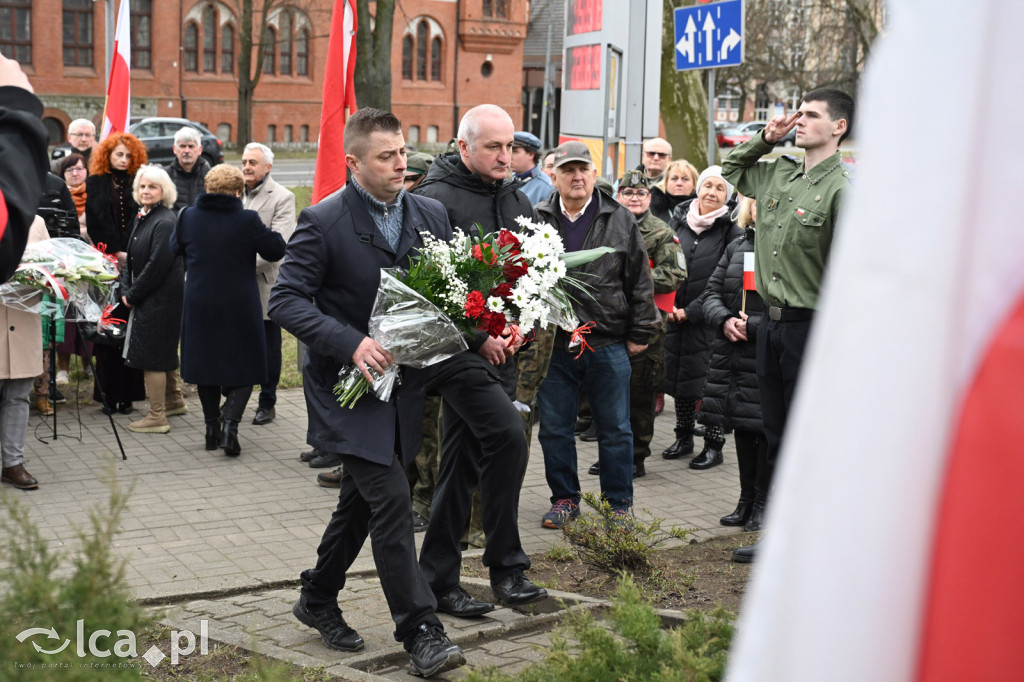 Pod pomnikiem, w imię pamięci