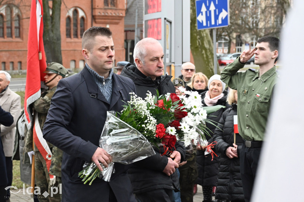 Pod pomnikiem, w imię pamięci