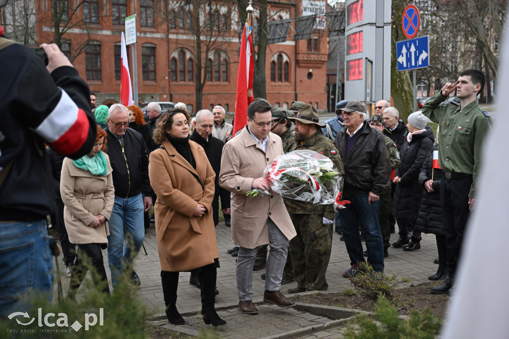 Pod pomnikiem, w imię pamięci