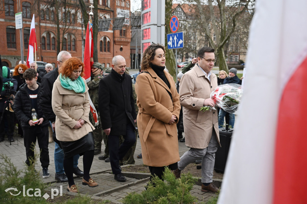 Pod pomnikiem, w imię pamięci