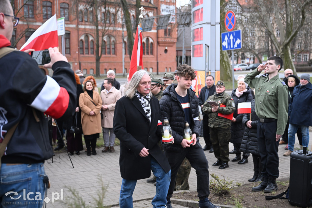 Pod pomnikiem, w imię pamięci
