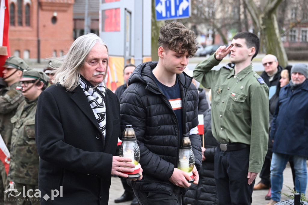 Pod pomnikiem, w imię pamięci