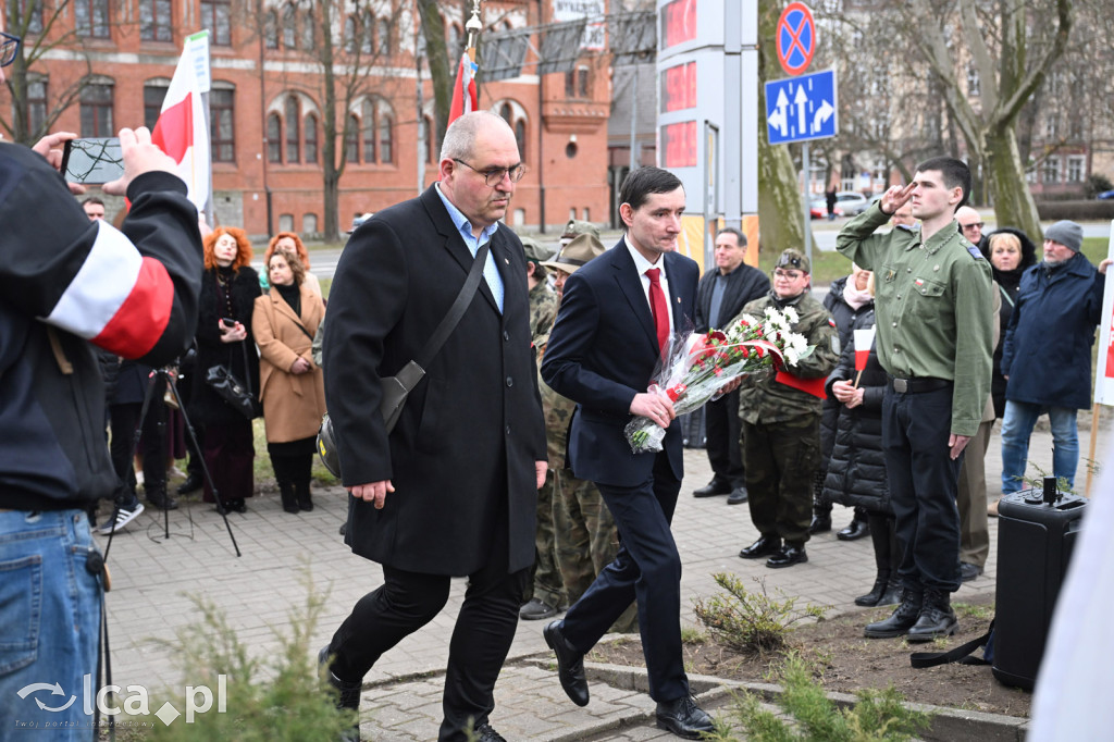 Pod pomnikiem, w imię pamięci