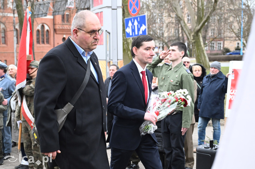 Pod pomnikiem, w imię pamięci