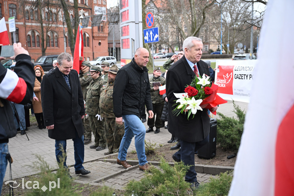 Pod pomnikiem, w imię pamięci