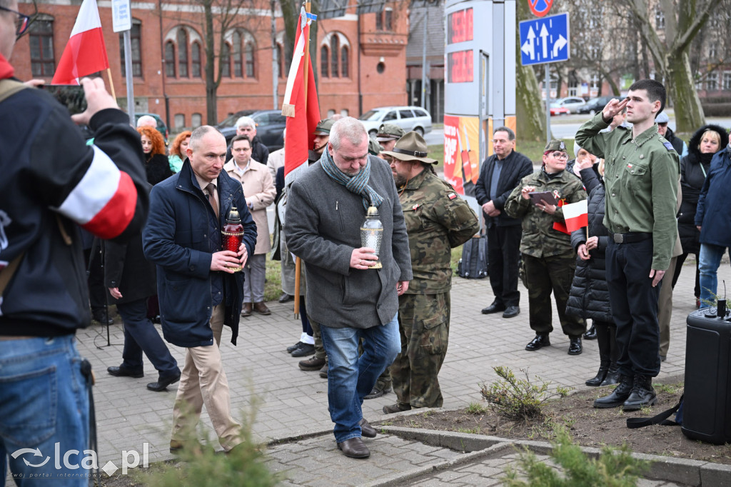 Pod pomnikiem, w imię pamięci