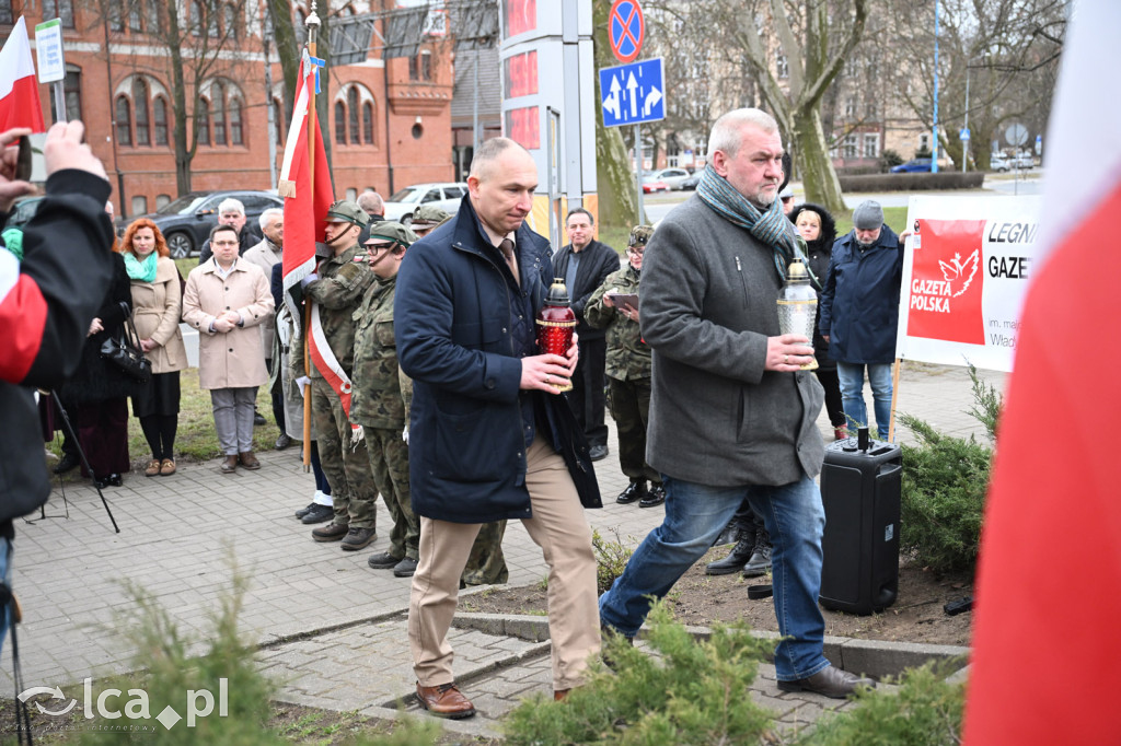 Pod pomnikiem, w imię pamięci