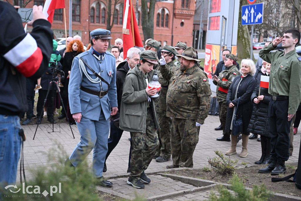 Pod pomnikiem, w imię pamięci
