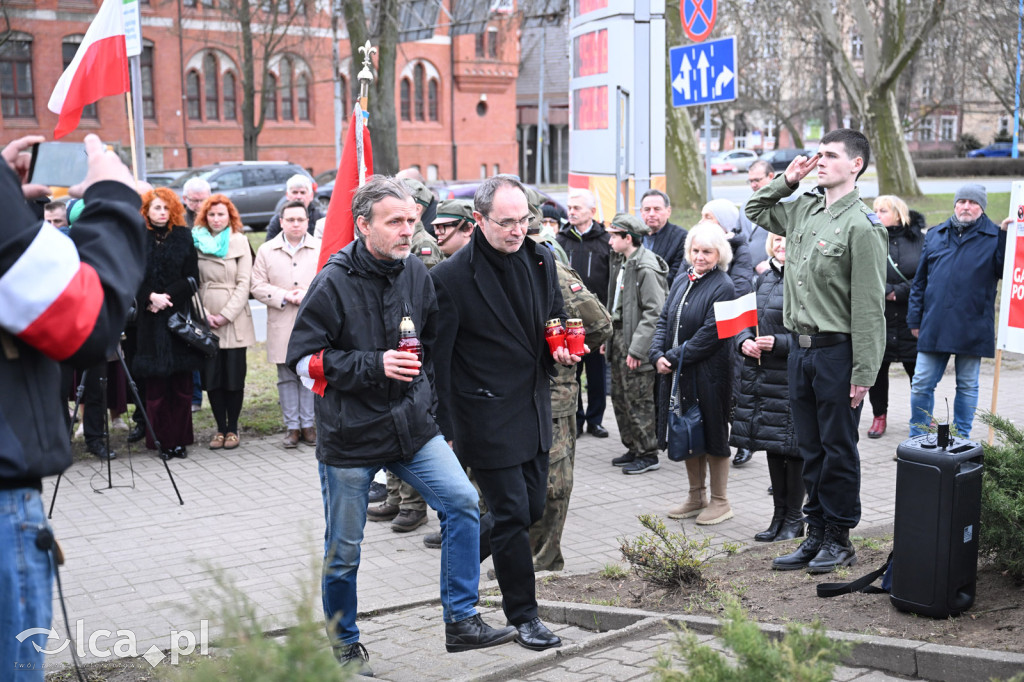 Pod pomnikiem, w imię pamięci