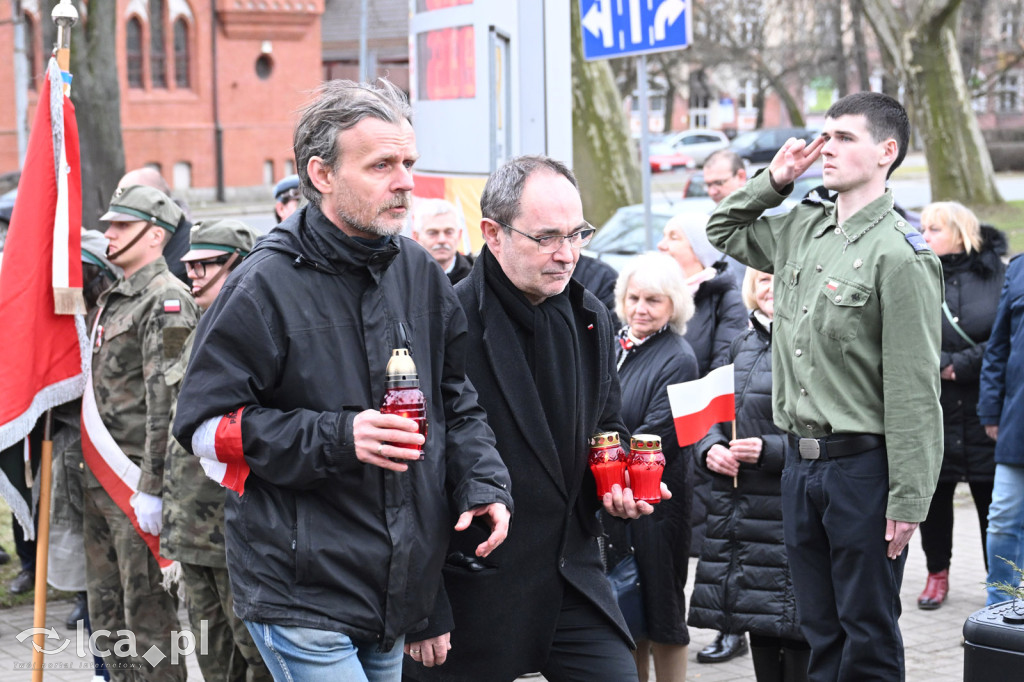 Pod pomnikiem, w imię pamięci