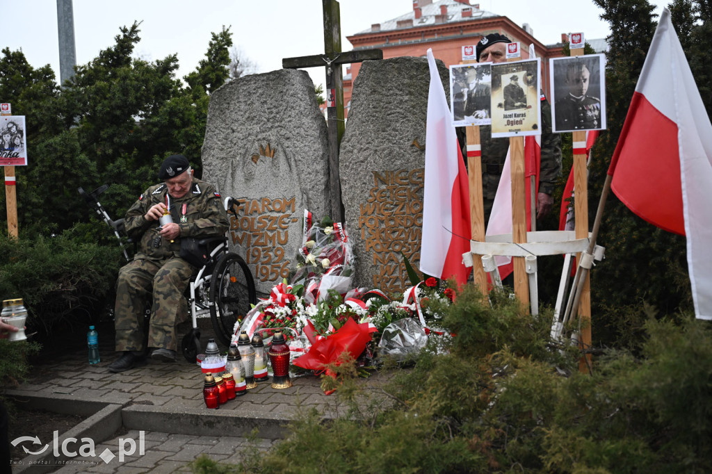 Pod pomnikiem, w imię pamięci
