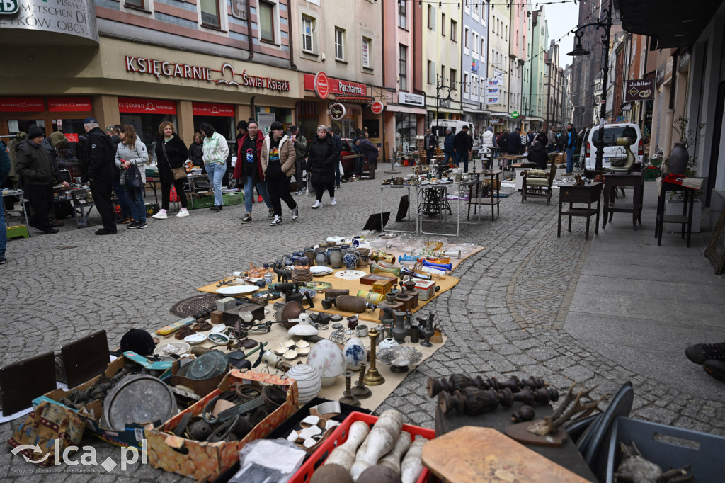 Gdzie spojrzeć tam starocie i ludzie