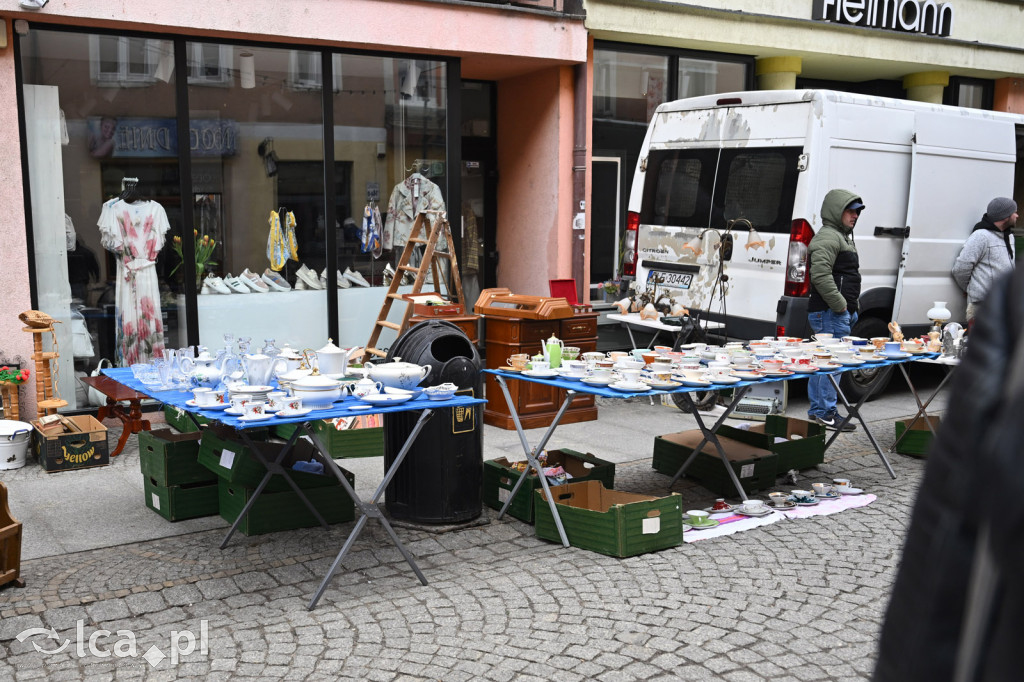 Gdzie spojrzeć tam starocie i ludzie