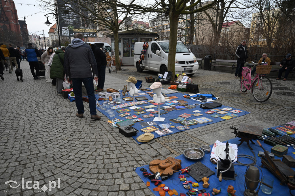 Gdzie spojrzeć tam starocie i ludzie