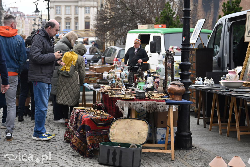 Gdzie spojrzeć tam starocie i ludzie