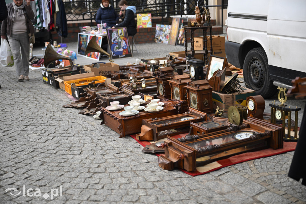Gdzie spojrzeć tam starocie i ludzie