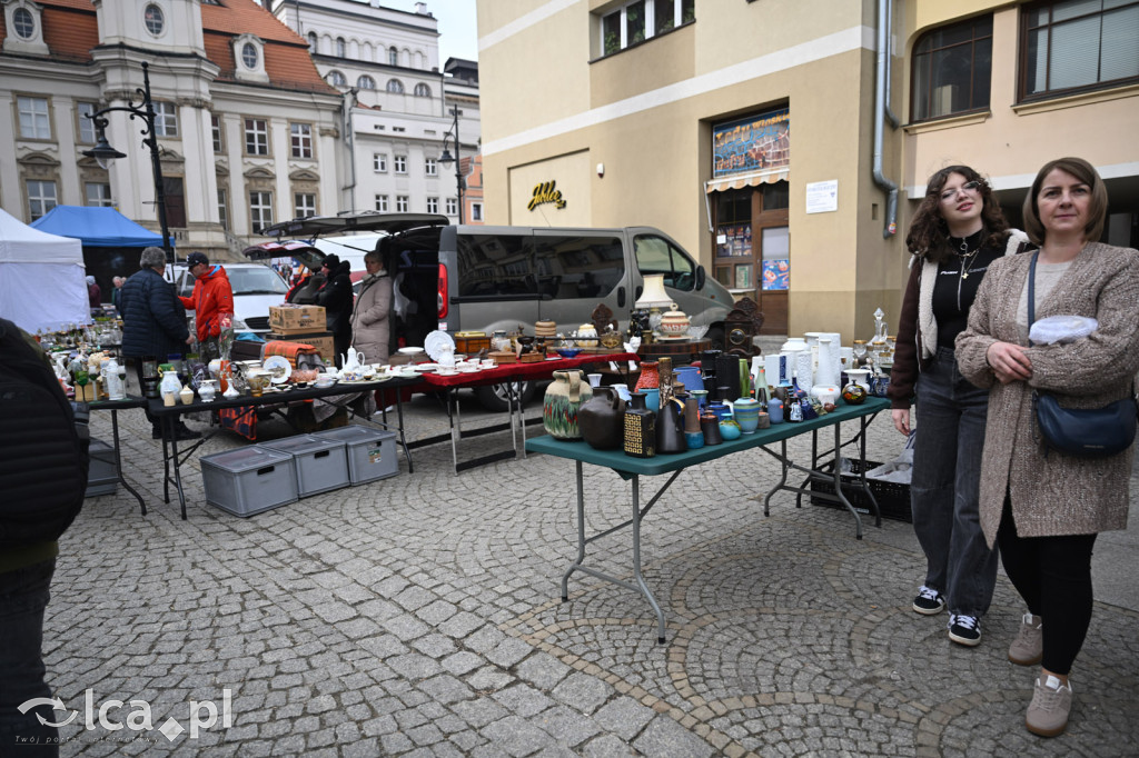 Gdzie spojrzeć tam starocie i ludzie