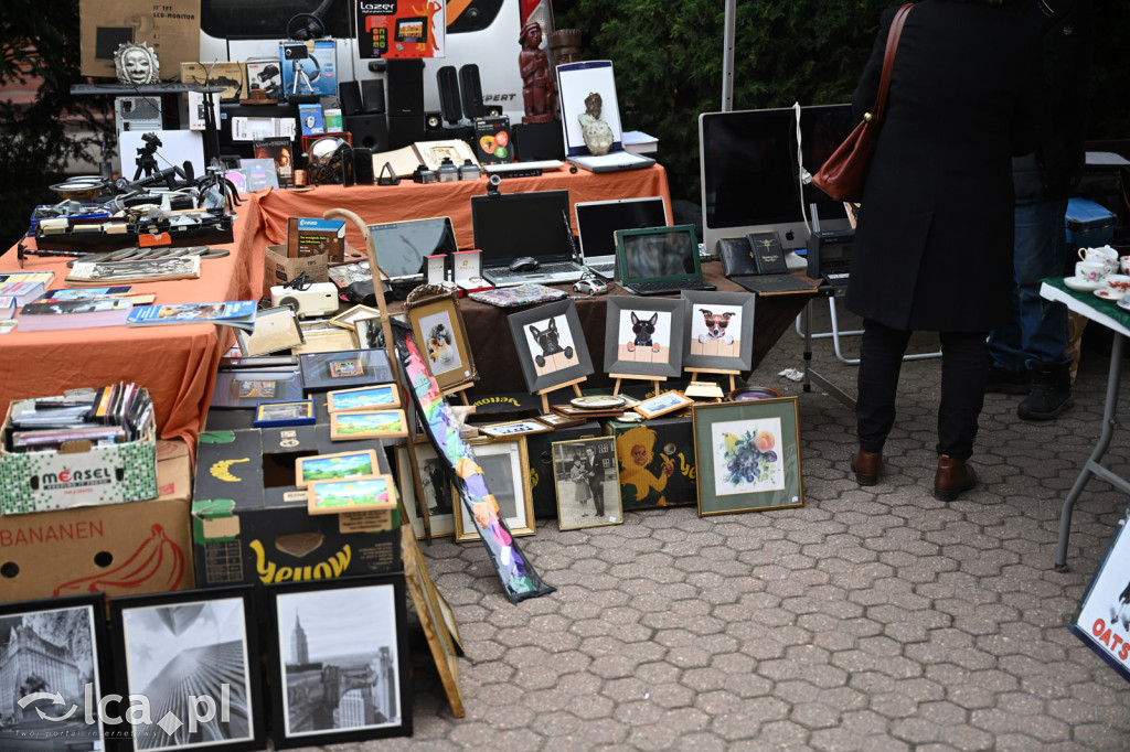 Gdzie spojrzeć tam starocie i ludzie