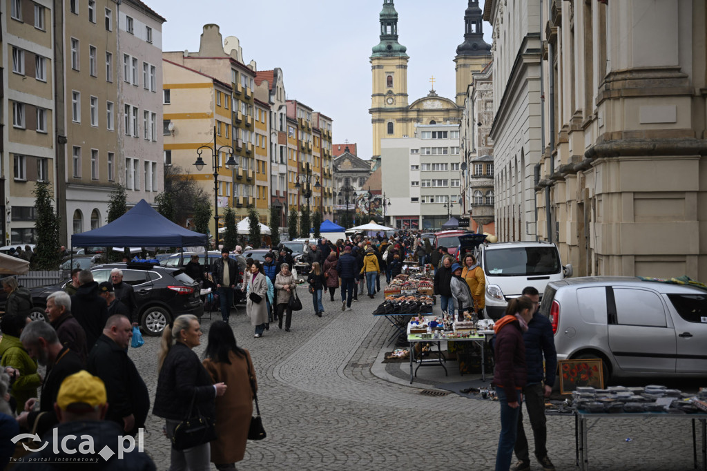 Gdzie spojrzeć tam starocie i ludzie