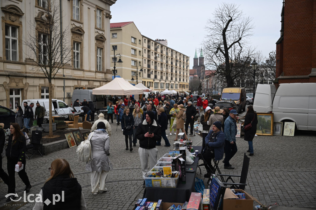 Gdzie spojrzeć tam starocie i ludzie