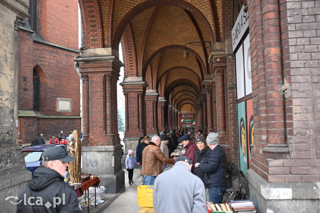 Gdzie spojrzeć tam starocie i ludzie