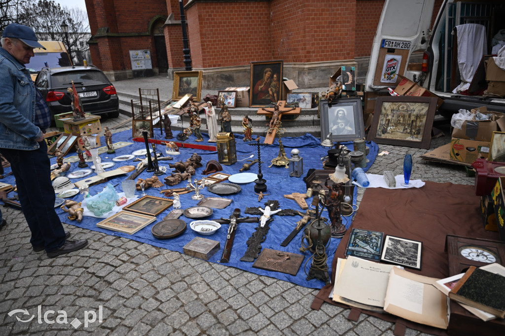 Gdzie spojrzeć tam starocie i ludzie