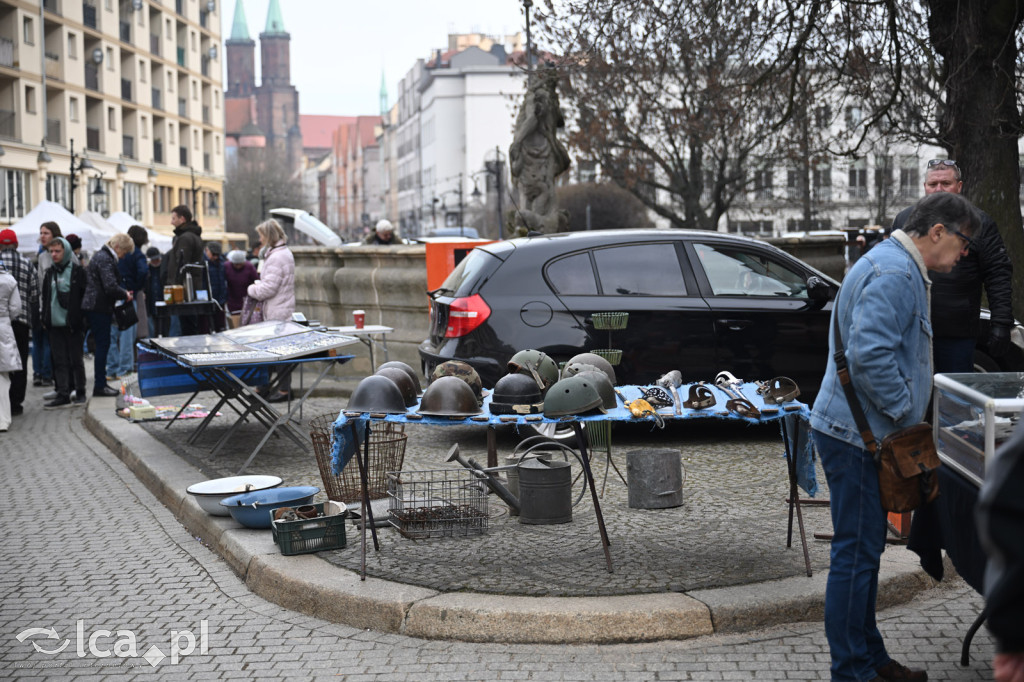 Gdzie spojrzeć tam starocie i ludzie