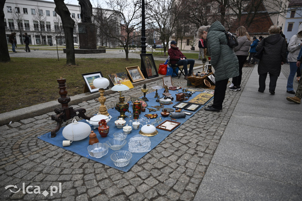 Gdzie spojrzeć tam starocie i ludzie