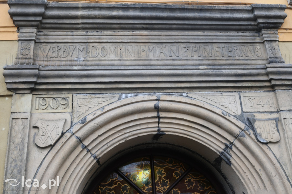 Tajemnice ukryte w belkach stropowych i kryptach