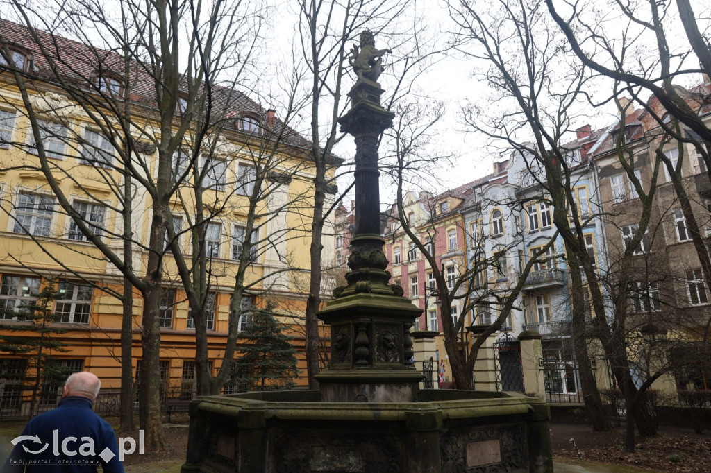 Tajemnice ukryte w belkach stropowych i kryptach