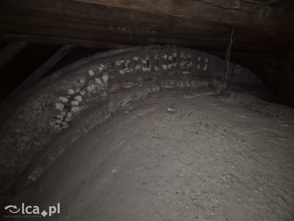 Tajemnice ukryte w belkach stropowych i kryptach