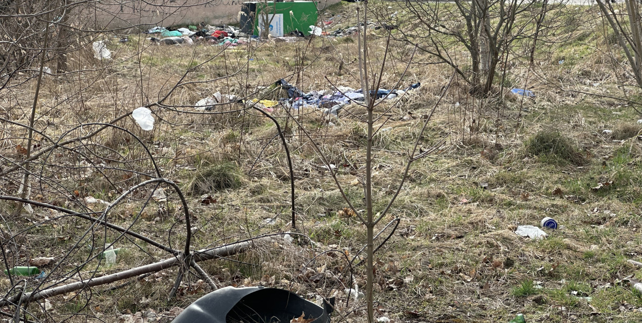 Czytelnik pokazuje śmieci przy Leszczyńskiej