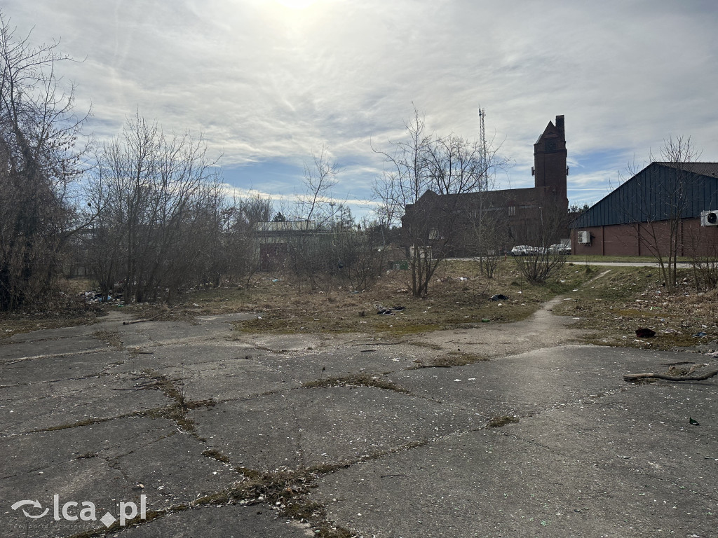 Czytelnik pokazuje śmieci przy Leszczyńskiej