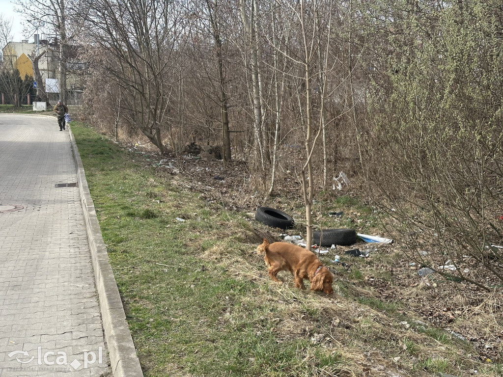Czytelnik pokazuje śmieci przy Leszczyńskiej